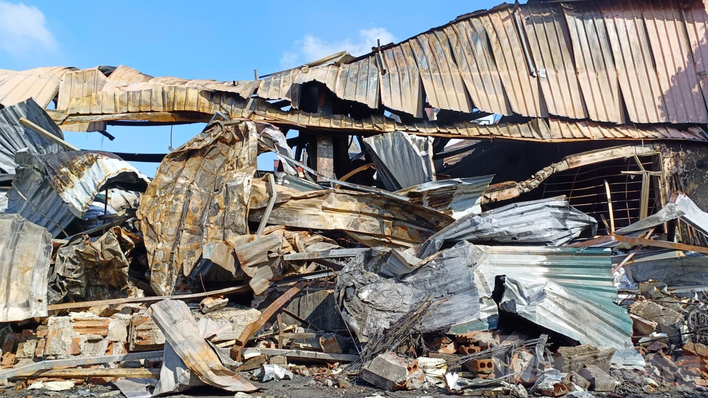 Cận cảnh khu nhà xưởng 700m2 cháy rụi sau vài giờ ở Hà Nội - Ảnh 20