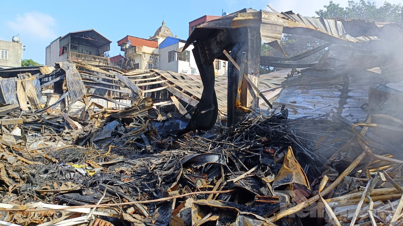 Cận cảnh khu nhà xưởng 700m2 cháy rụi sau vài giờ ở Hà Nội - Ảnh 1