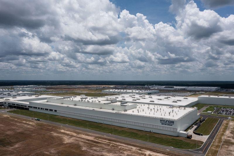 Cảnh sát đột kích công trường siêu nhà máy của Hyundai ở Mỹ, bắt giữ 475 người, hầu hết là công dân Hàn Quốc - Ảnh 1