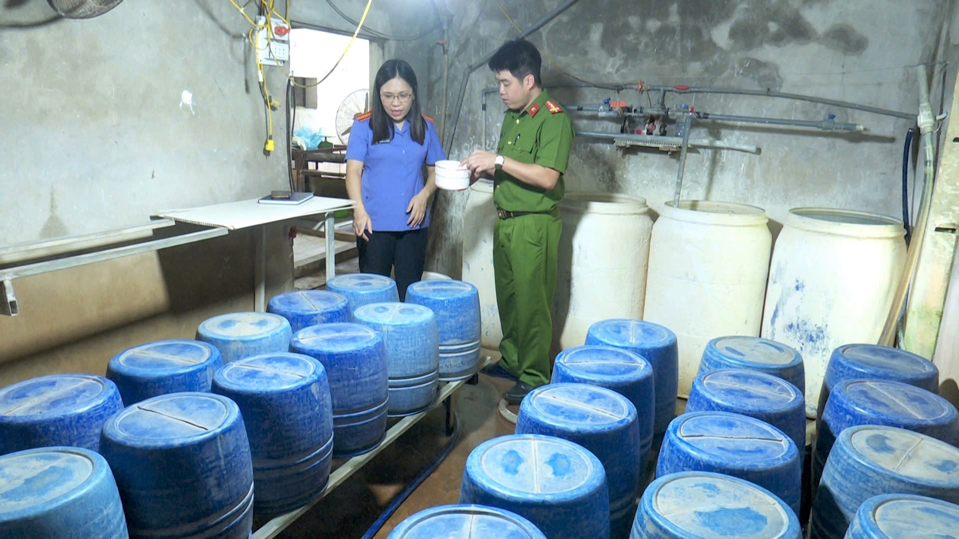 Công an đột kích xưởng sản xuất giá đỗ, phát hiện 1,4 tấn giá đang được "tắm" trong "nước kẹo" giúp phát triển thần tốc - Ảnh 1