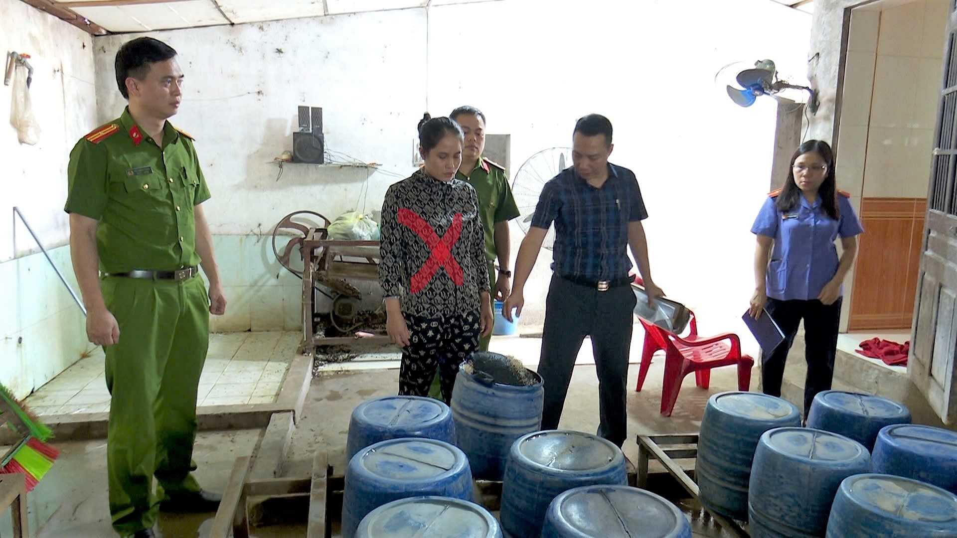 Công an đột kích xưởng sản xuất giá đỗ, phát hiện 1,4 tấn giá đang được "tắm" trong "nước kẹo" giúp phát triển thần tốc - Ảnh 2