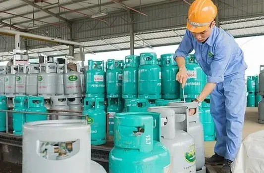 Giá gas bán lẻ đồng loạt tăng - Ảnh 1