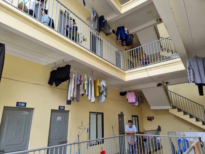 Nhà trọ Hà Nội khan hiếm, giá cao ngất, sinh viên chật vật tìm thuê - Ảnh 1