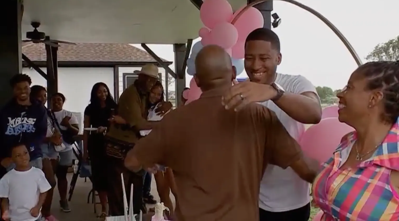 Gia tộc 108 năm toàn đẻ con trai, bất ngờ khi biết giới tính thành viên tiếp theo - Ảnh 1