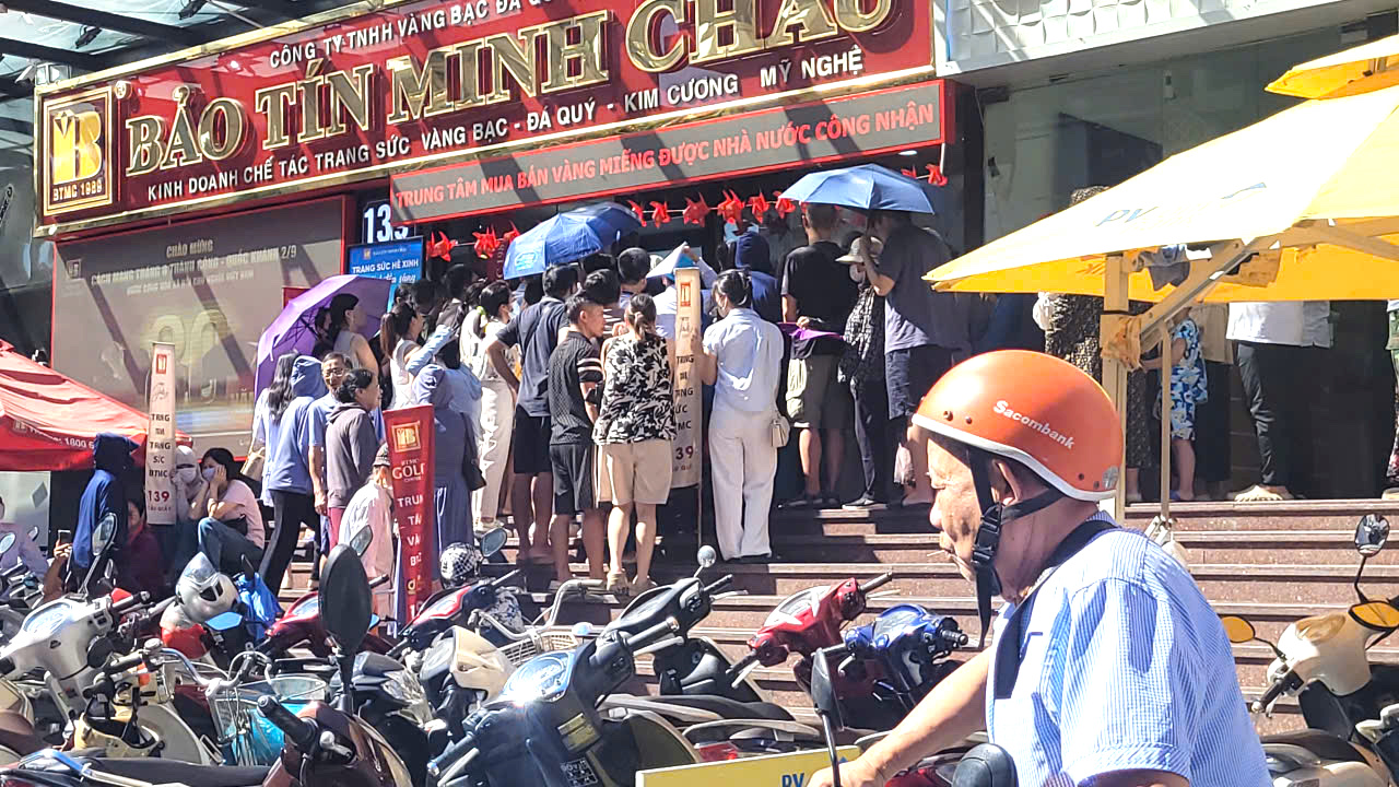 Nghẹt thở trước tiệm vàng, hàng trăm người xếp hàng chờ mua khi giá vàng lên đỉnh lịch sử - Ảnh 2