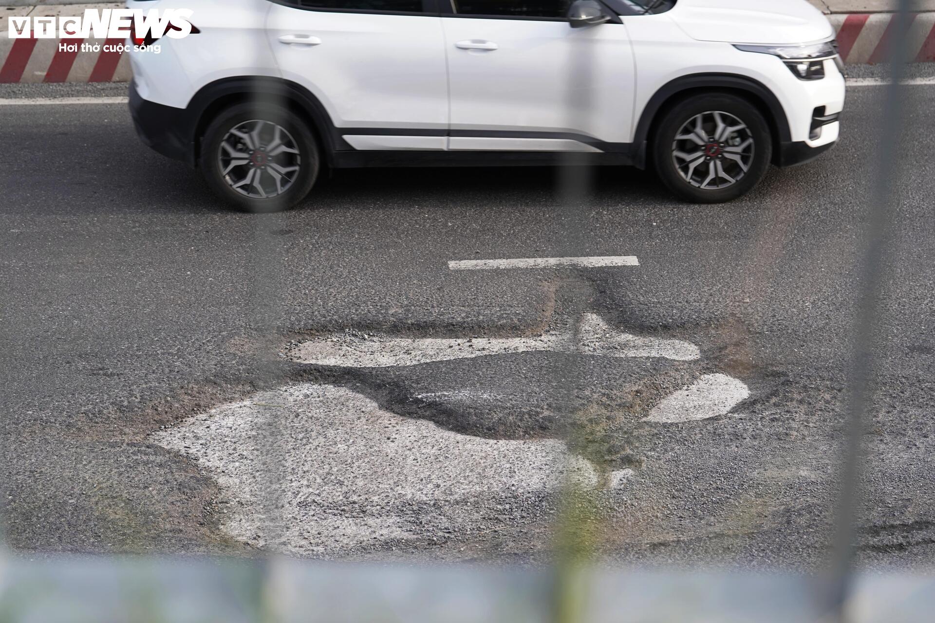 Sau 9 tháng thông xe, hầm chui 800 tỷ ở TP.HCM xuất hiện nhiều ổ voi, ổ gà - Ảnh 5