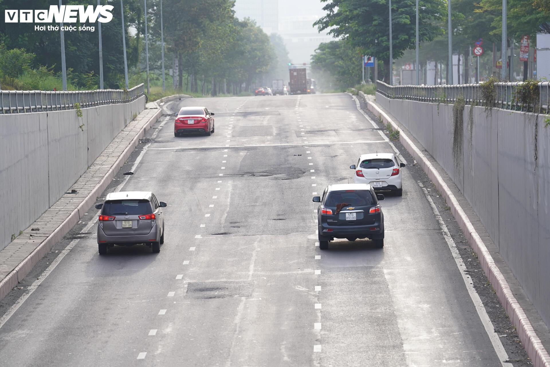 Sau 9 tháng thông xe, hầm chui 800 tỷ ở TP.HCM xuất hiện nhiều ổ voi, ổ gà - Ảnh 2