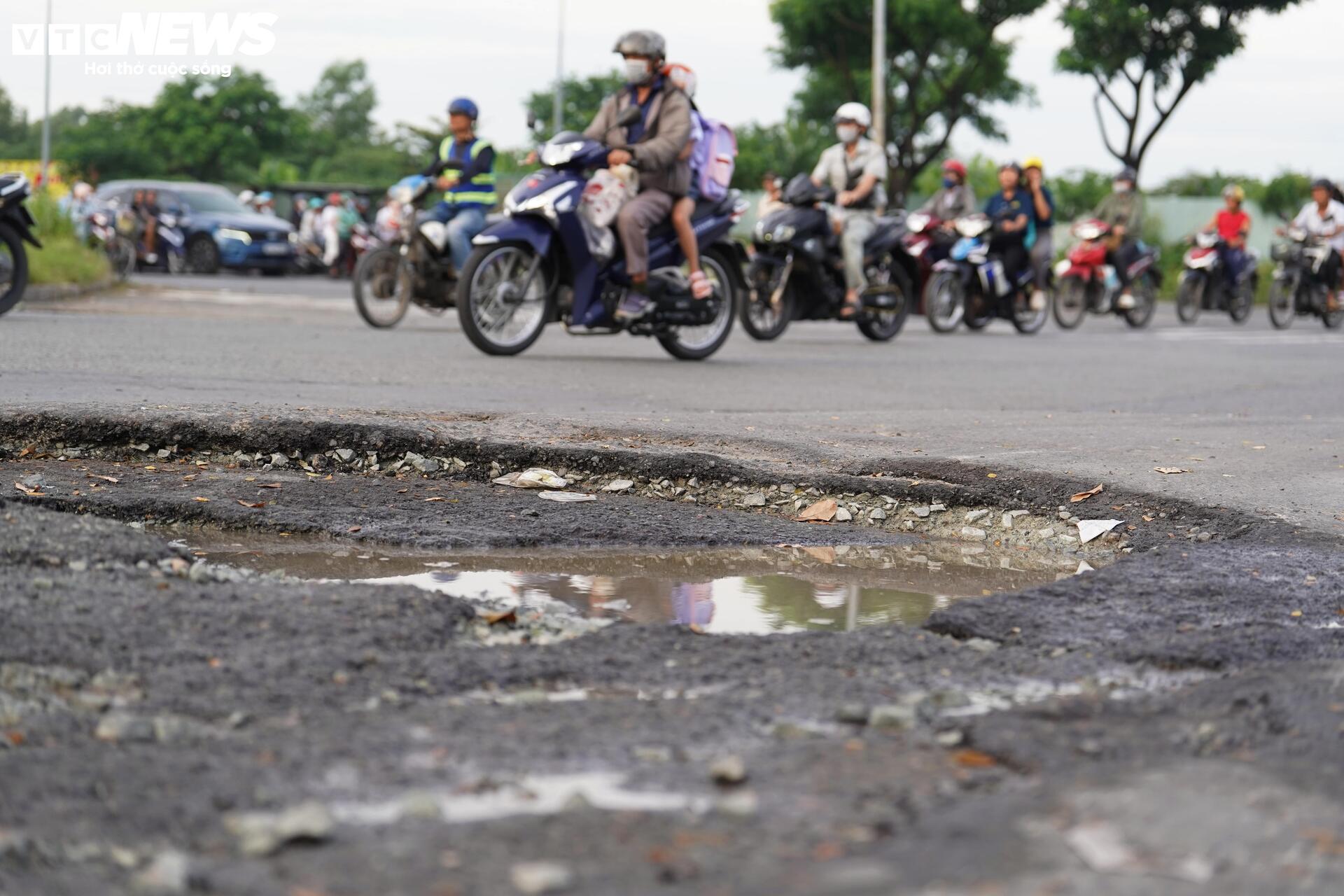 Sau 9 tháng thông xe, hầm chui 800 tỷ ở TP.HCM xuất hiện nhiều ổ voi, ổ gà - Ảnh 10