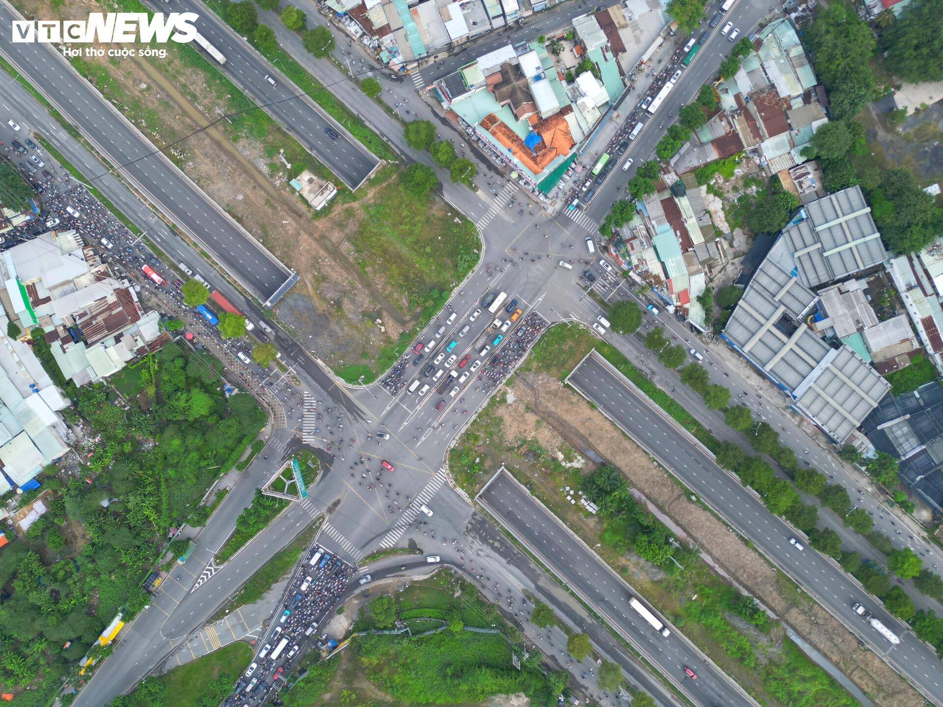 Sau 9 tháng thông xe, hầm chui 800 tỷ ở TP.HCM xuất hiện nhiều ổ voi, ổ gà - Ảnh 1