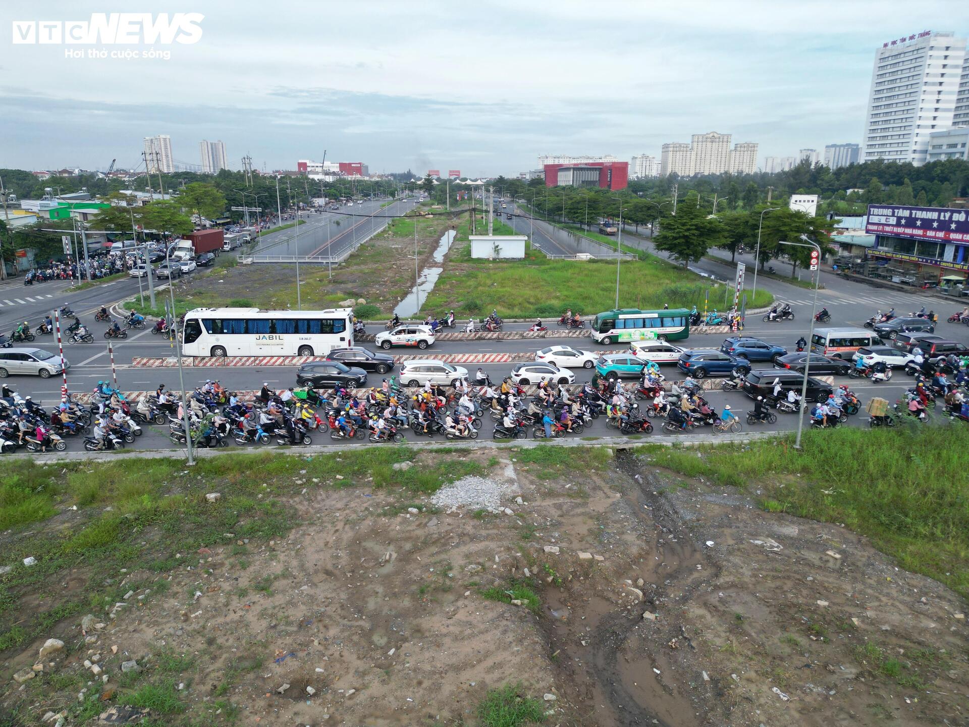 Sau 9 tháng thông xe, hầm chui 800 tỷ ở TP.HCM xuất hiện nhiều ổ voi, ổ gà - Ảnh 11