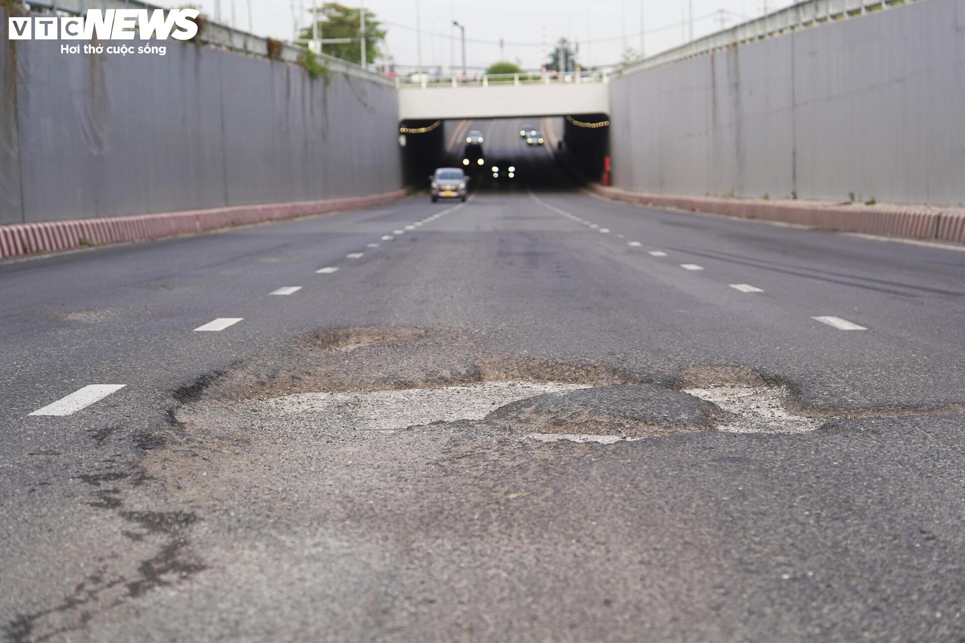 Sau 9 tháng thông xe, hầm chui 800 tỷ ở TP.HCM xuất hiện nhiều ổ voi, ổ gà - Ảnh 3