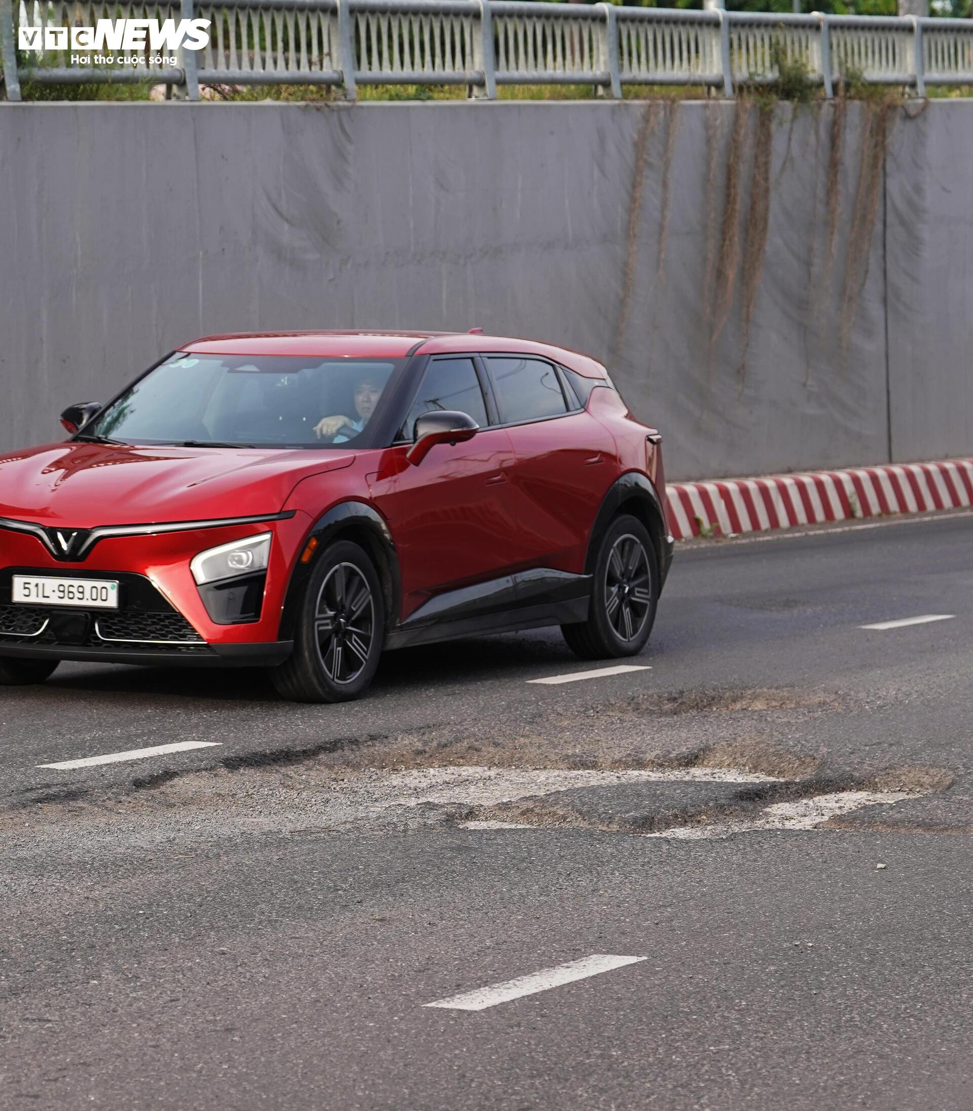 Sau 9 tháng thông xe, hầm chui 800 tỷ ở TP.HCM xuất hiện nhiều ổ voi, ổ gà - Ảnh 4