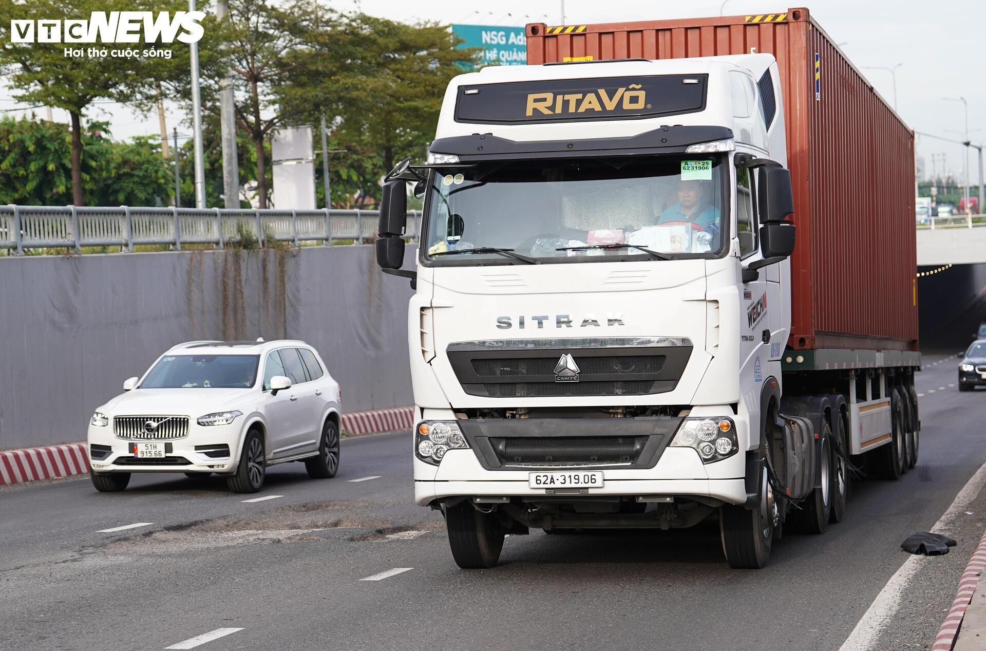 Sau 9 tháng thông xe, hầm chui 800 tỷ ở TP.HCM xuất hiện nhiều ổ voi, ổ gà - Ảnh 6