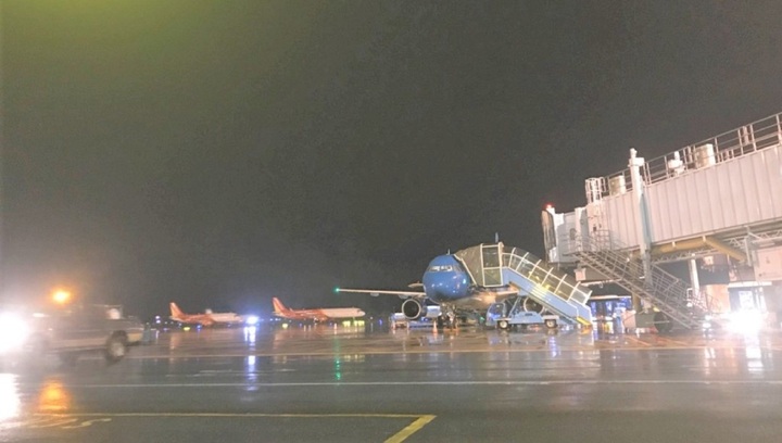 Khai thác trở lại 4 sân bay sau bão số 10 - Ảnh 1