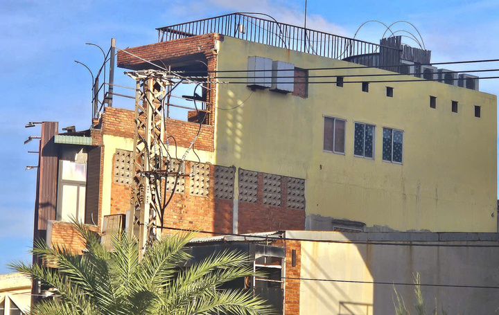 Xây cửa sổ nhìn thẳng sang nhà hàng xóm có phạm luật không? - Ảnh 1