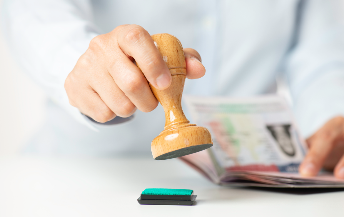 Bộ Nội vụ chỉ đạo 'nóng' về gia hạn giấy phép lao động - Ảnh 1