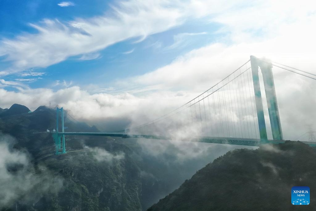 Cận cảnh cây cầu cao nhất thế giới, "chuẩn từng milimet” của Trung Quốc - Ảnh 1