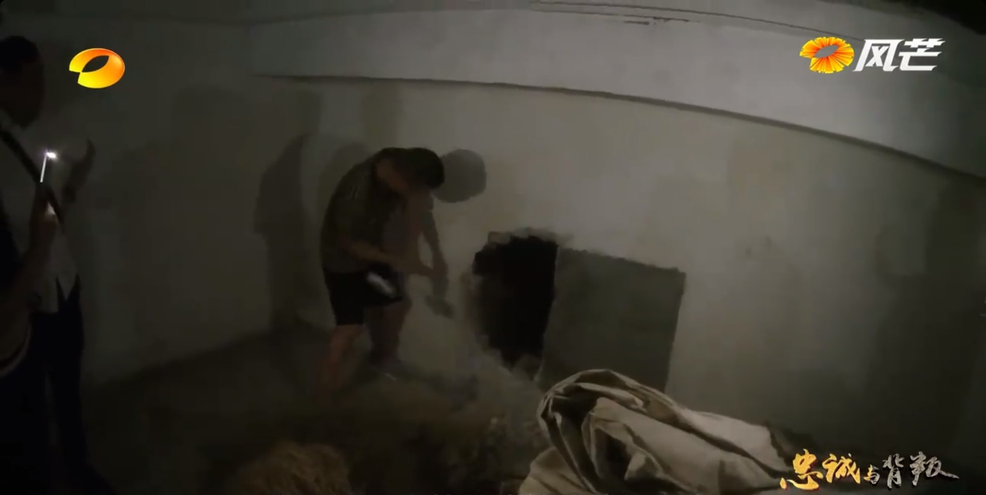 Chấn động Trung Quốc: 5 máy đếm tiền ‘sập nguồn’ vì bức tường tiền trong nhà quan tham - Ảnh 3