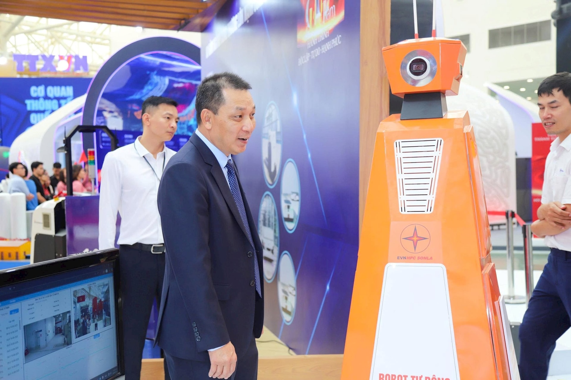 Lần đầu tiên xuất hiện robot do Nhà máy thủy điện lớn nhất Đông Nam Á của Việt Nam tự chế tạo, đang phát triển robot dạng chó, robot hình người - Ảnh 1
