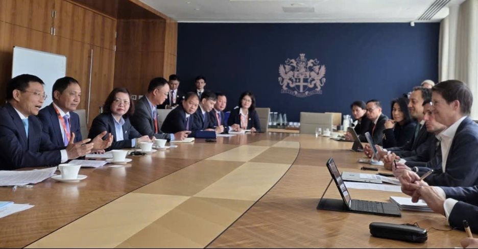 Nóng: Bộ trưởng Bộ Tài chính Nguyễn Văn Thắng làm việc với lãnh đạo Sở GDCK London và FTSE Russell - Ảnh 1