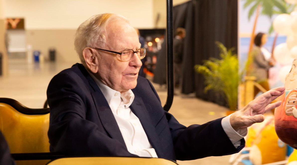 Chỉ báo Warren Buffett tăng lên mức chưa từng có 217%, Berkshire tích 'núi' tiền mặt kỷ lục: Hồi chuông cảnh báo nhà đầu tư? - Ảnh 1