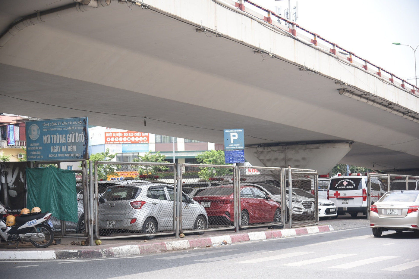 Di dời điểm trông giữ xe khỏi khu vực bảo vệ cầu, đường trước 30/10 - Ảnh 1