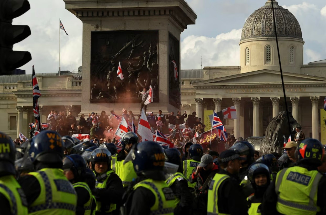 Biểu tình lớn hiếm thấy ở London - Ảnh 1