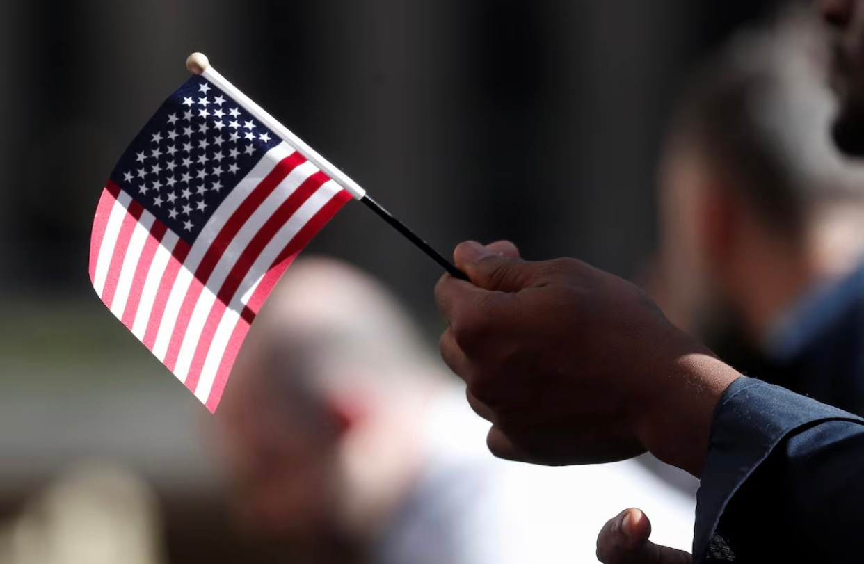 Mỹ thu phí 100.000 USD cho visa H-1B, đòn giáng vào ngành công nghệ - Ảnh 1