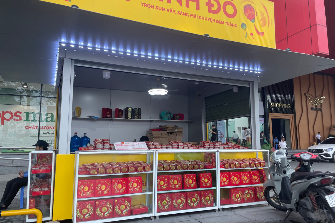 Bánh trung thu 'đổ bộ' khắp phố, tưởng không ế mà... ế không tưởng - Ảnh 2