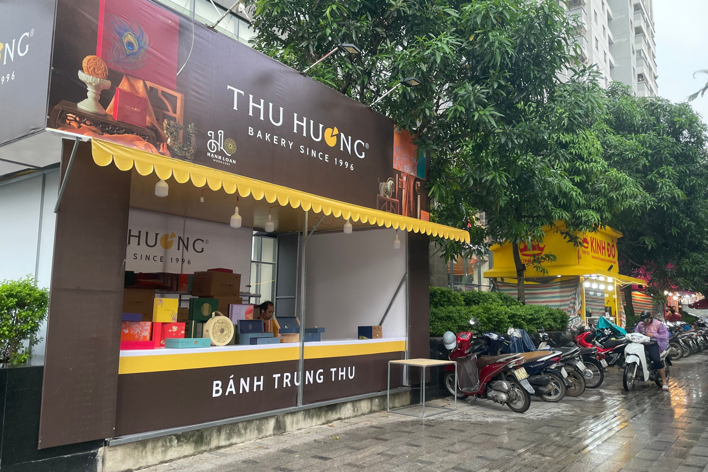 Bánh trung thu 'đổ bộ' khắp phố, tưởng không ế mà... ế không tưởng - Ảnh 5