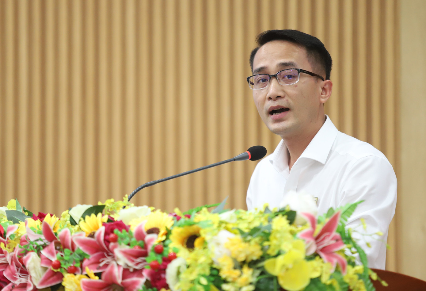 Hiến kế giải quyết tình trạng cấp xã 'thừa cán bộ nhưng thiếu người có chuyên môn' - Ảnh 1