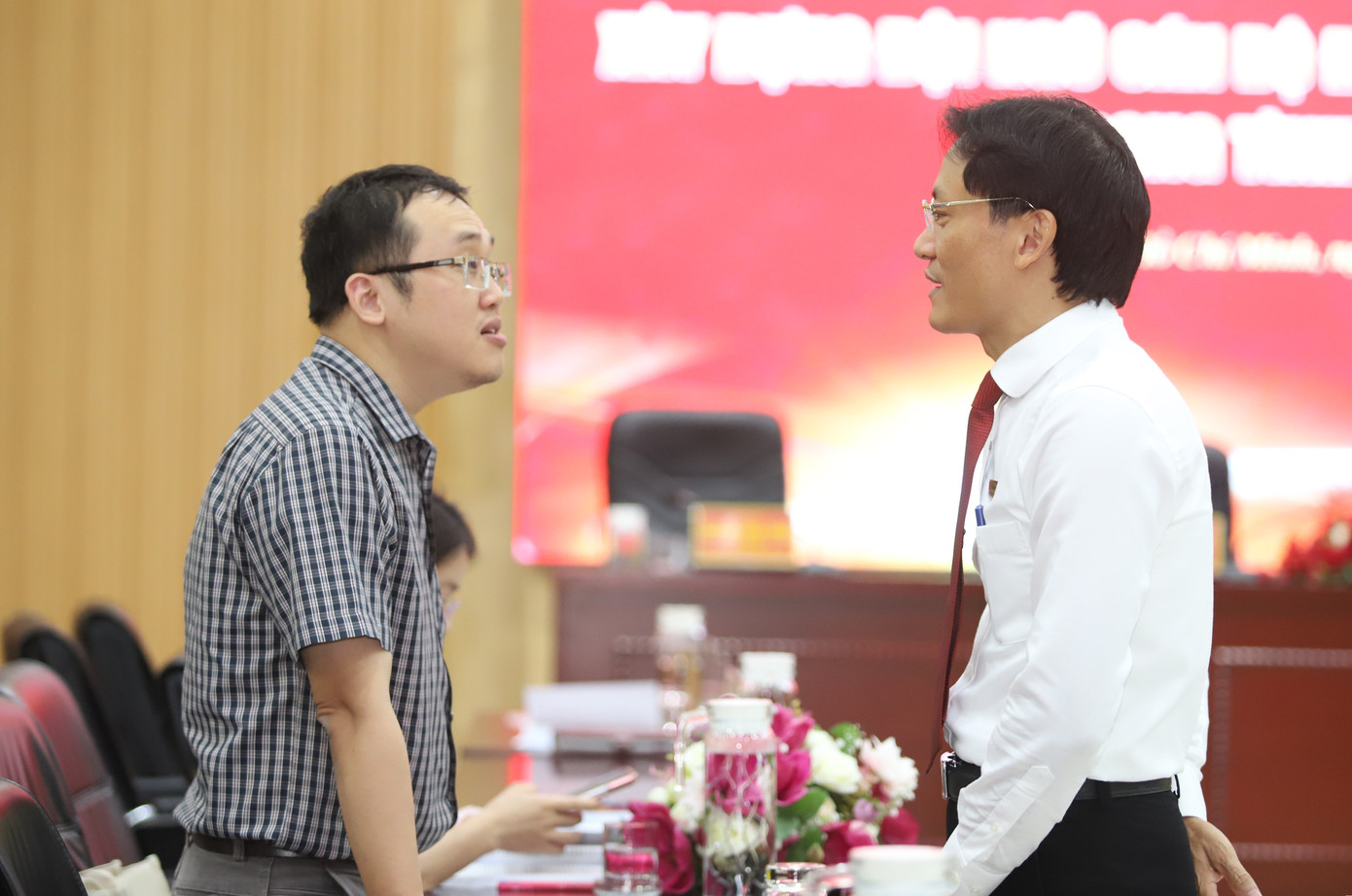 Hiến kế giải quyết tình trạng cấp xã 'thừa cán bộ nhưng thiếu người có chuyên môn' - Ảnh 2