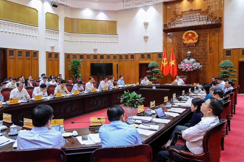 Thủ tướng: Tiếp tục đổi mới tư duy, cách làm trong đầu tư công, tập trung cho các dự án "xoay chuyển tình thế" - Ảnh 3