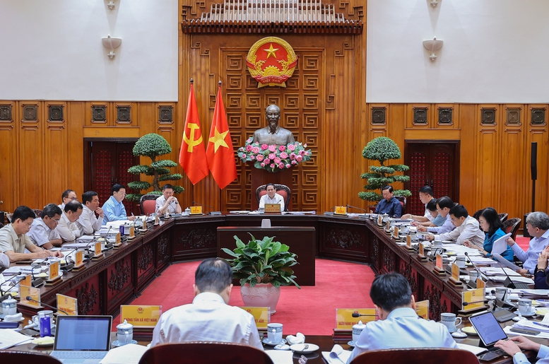 Thủ tướng: Tiếp tục đổi mới tư duy, cách làm trong đầu tư công, tập trung cho các dự án "xoay chuyển tình thế" - Ảnh 1