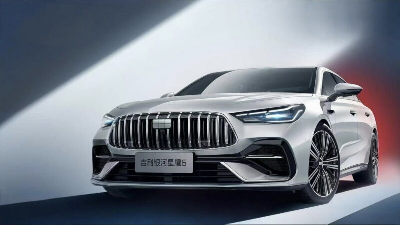 Hãng xe xây nhà máy 4.100 tỷ tại Hưng Yên ra mắt đối thủ Toyota Camry: siêu tiết kiệm xăng, ngoại hình như Mercedes, giá mềm từ 332 triệu đồng - Ảnh 1