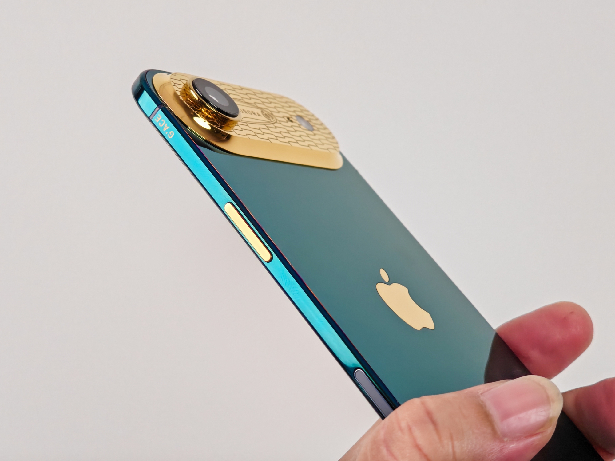 iPhone Air đã có phiên bản giới hạn sau khi mở bán được 1 tuần: Mạ xanh ngọc lục bảo, do nghệ nhân Việt chế tác - Ảnh 7