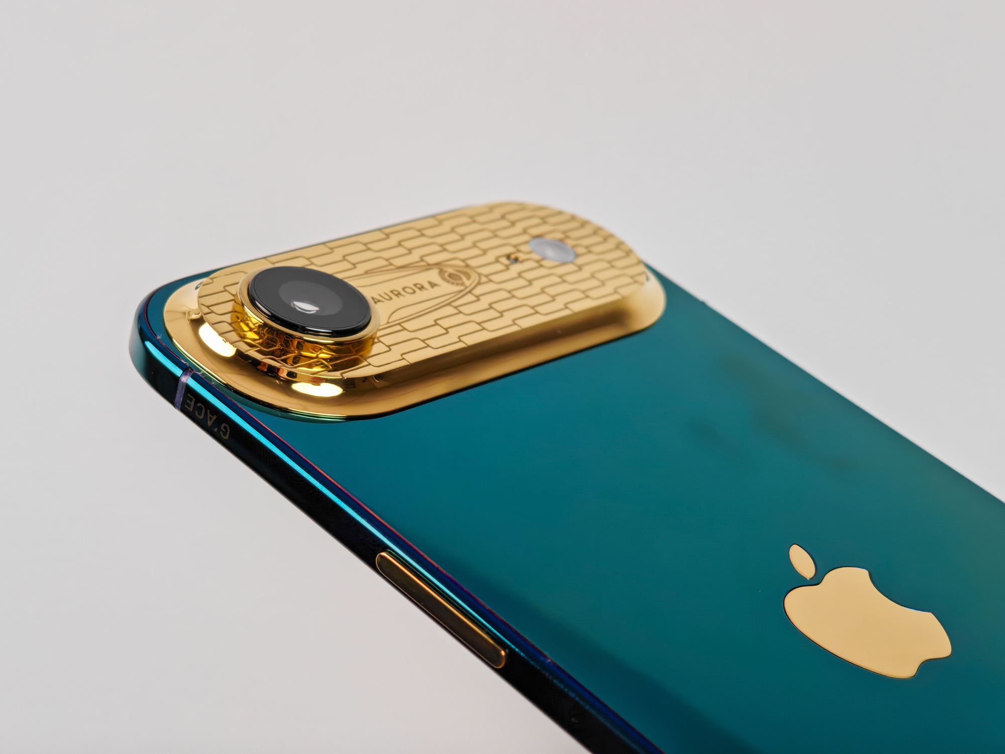 iPhone Air đã có phiên bản giới hạn sau khi mở bán được 1 tuần: Mạ xanh ngọc lục bảo, do nghệ nhân Việt chế tác - Ảnh 2