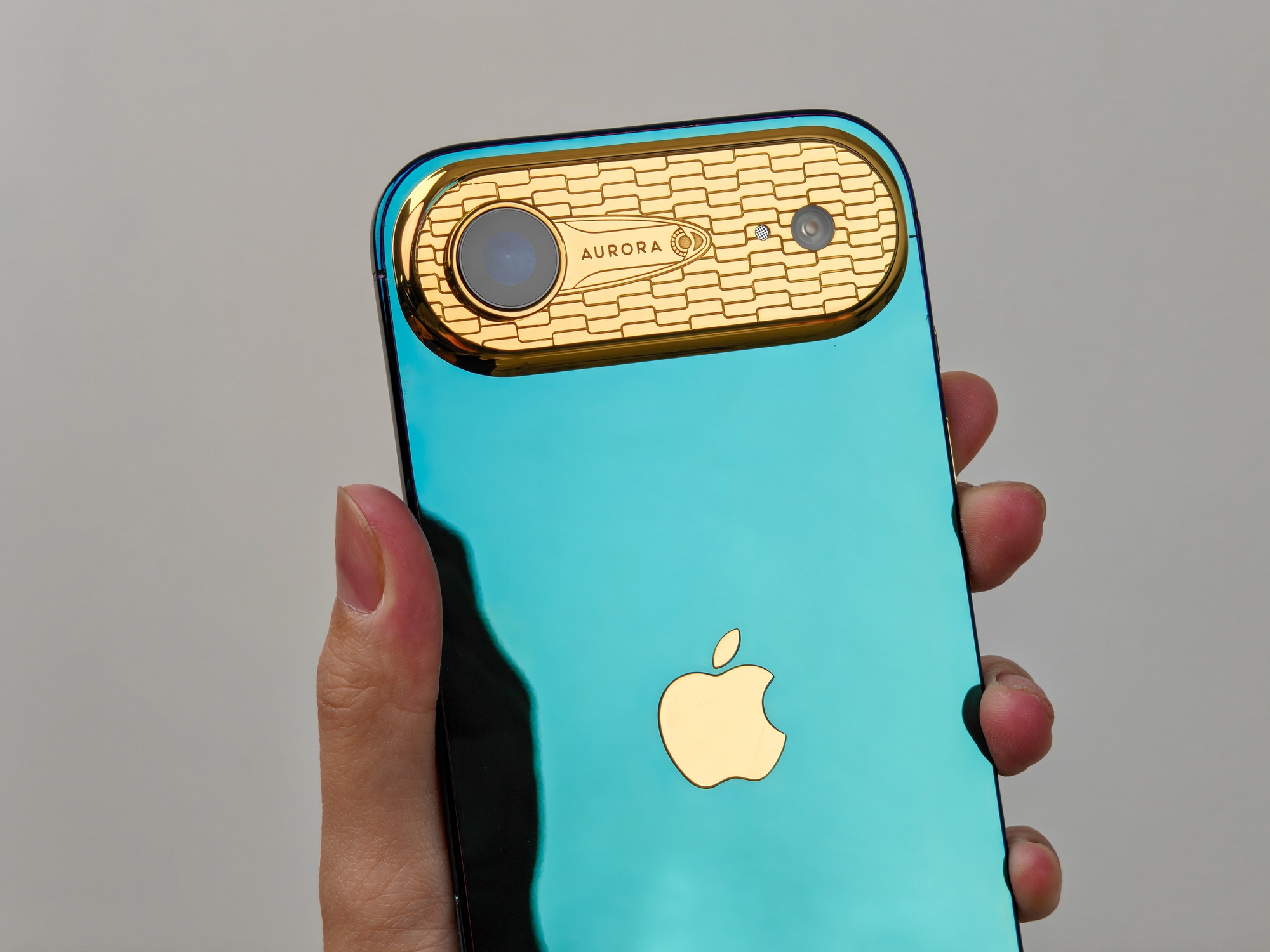 iPhone Air đã có phiên bản giới hạn sau khi mở bán được 1 tuần: Mạ xanh ngọc lục bảo, do nghệ nhân Việt chế tác - Ảnh 4