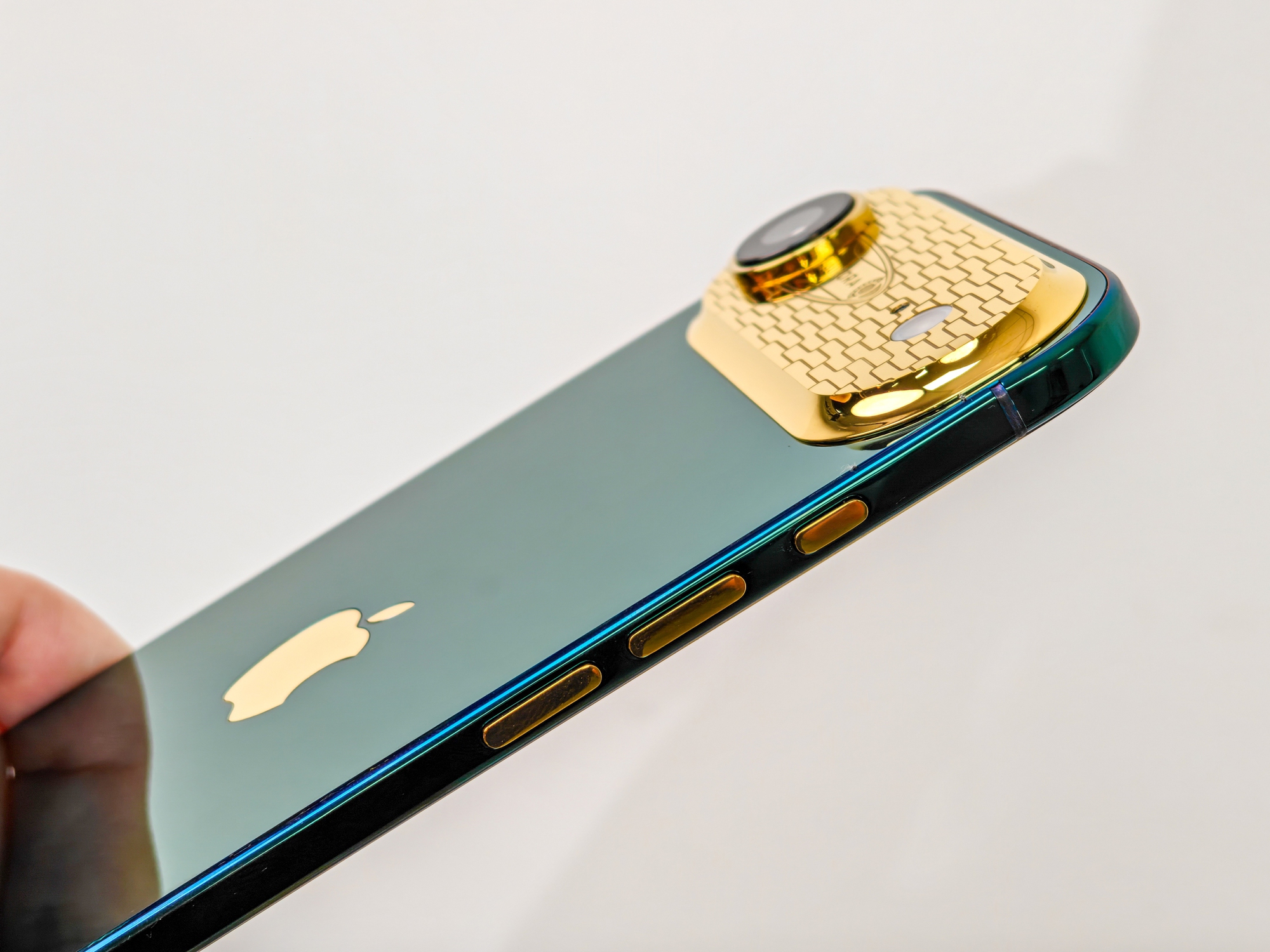 iPhone Air đã có phiên bản giới hạn sau khi mở bán được 1 tuần: Mạ xanh ngọc lục bảo, do nghệ nhân Việt chế tác - Ảnh 3