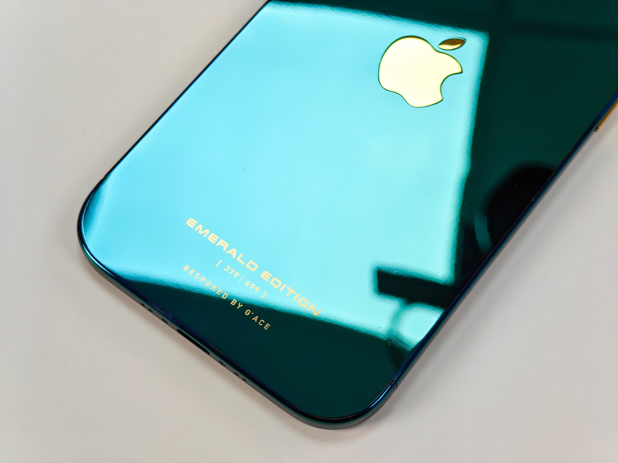 iPhone Air đã có phiên bản giới hạn sau khi mở bán được 1 tuần: Mạ xanh ngọc lục bảo, do nghệ nhân Việt chế tác - Ảnh 6