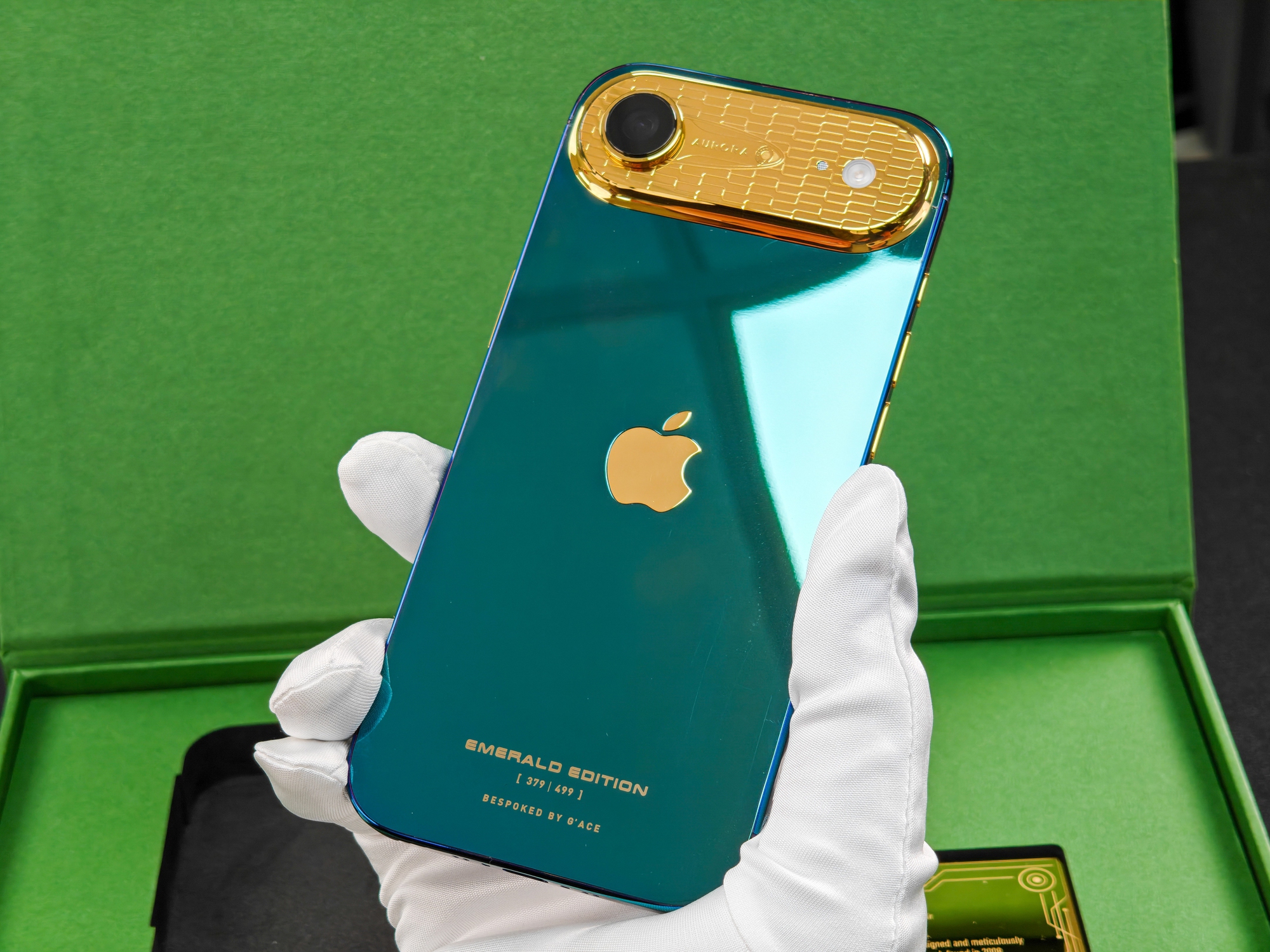 iPhone Air đã có phiên bản giới hạn sau khi mở bán được 1 tuần: Mạ xanh ngọc lục bảo, do nghệ nhân Việt chế tác - Ảnh 1