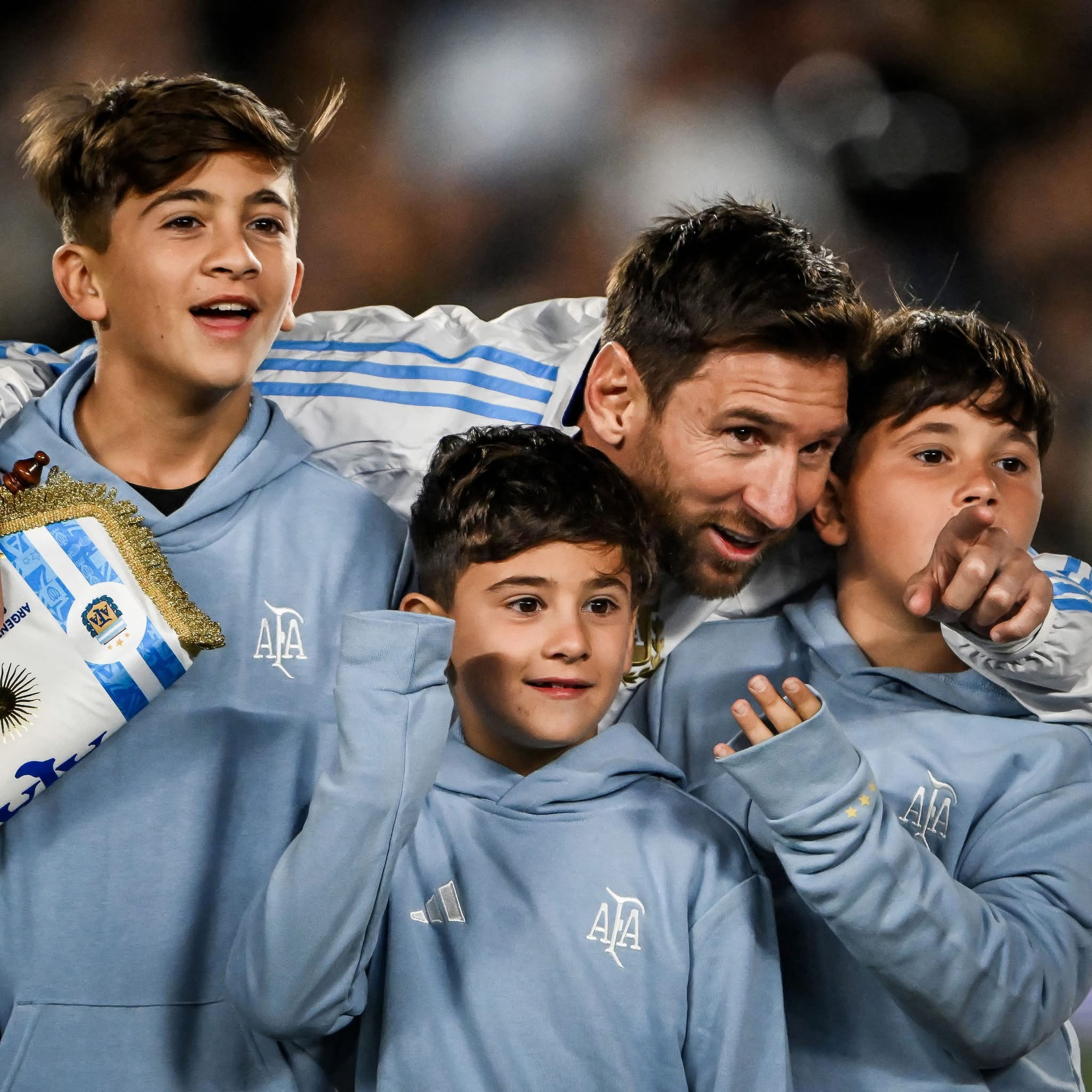 Messi bật khóc! - Ảnh 1