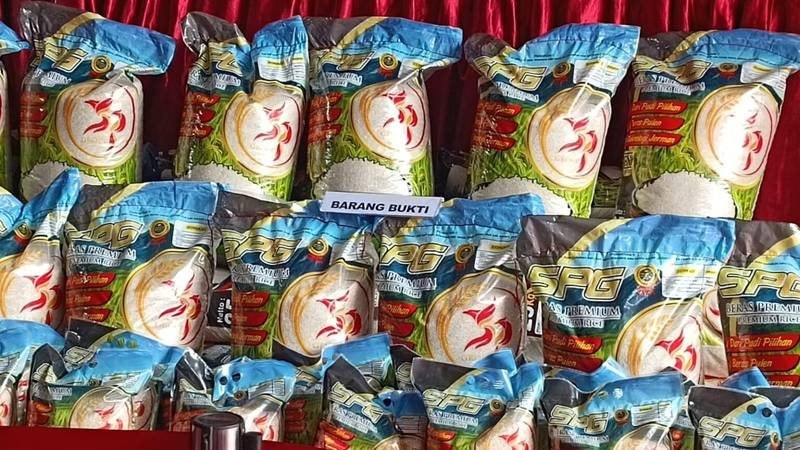 Đột kích xưởng sản xuất 14 tấn gạo giả mỗi ngày suốt 2 năm, bắt giữ chủ doanh nghiệp xay xát có tiếng, hơn 12 tấn gạo nhái bị tịch thu - Ảnh 1