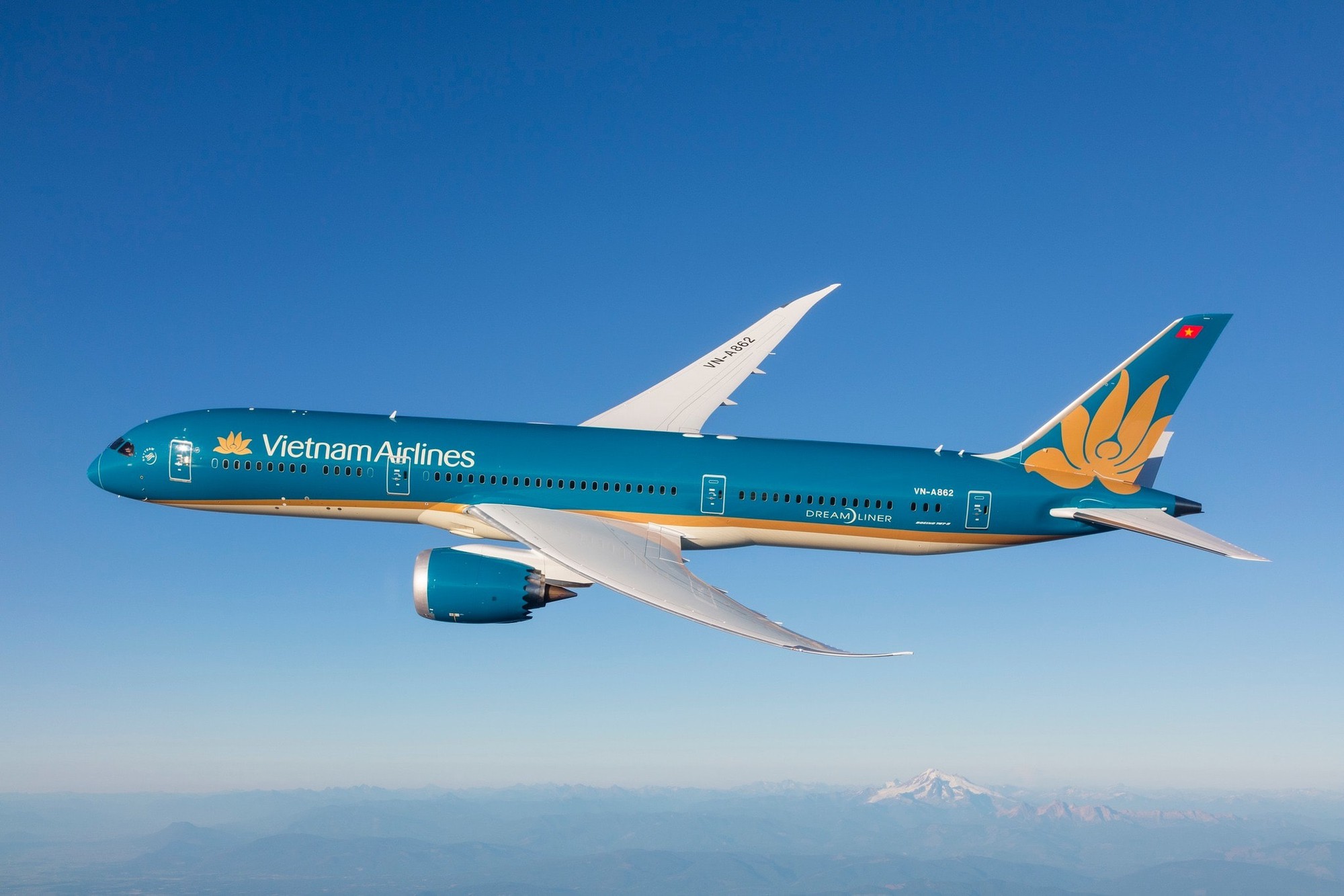 Thu nhập lãnh đạo Vietnam Airlines tăng 25%, Chủ tịch và TGĐ nhận 700 - 800 triệu trong 6T2025, vẫn thấp hơn Thai Airways và 'thua xa' Singapore Airlines - Ảnh 3
