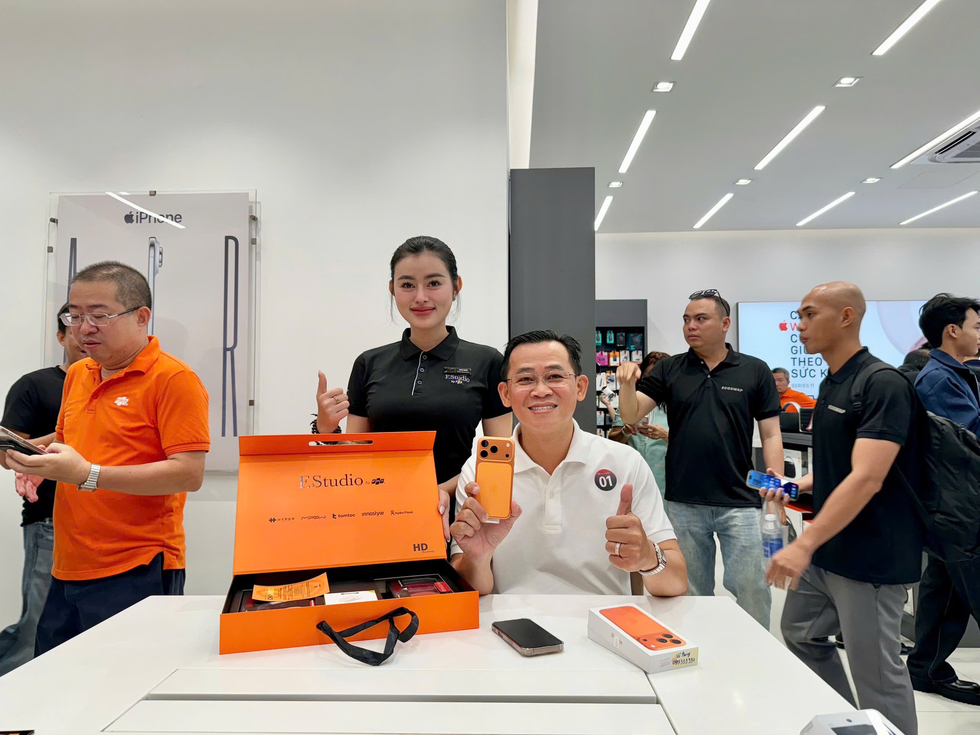 iPhone 17 chính thức mở bán tại Việt Nam, hàng nghìn máy bàn giao cho khách sáng ngày 19/9 - Ảnh 2