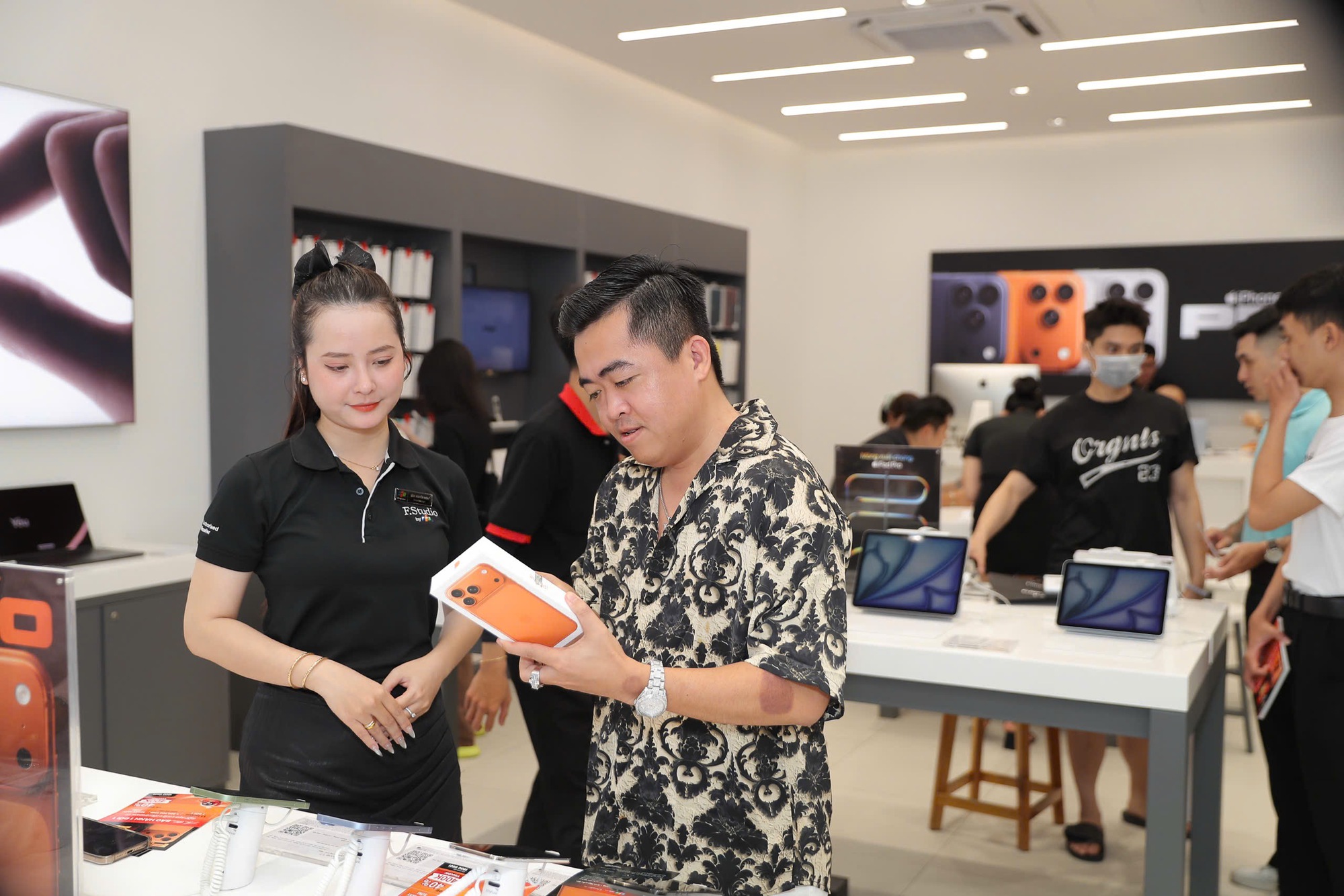iPhone 17 chính thức mở bán tại Việt Nam, hàng nghìn máy bàn giao cho khách sáng ngày 19/9 - Ảnh 5