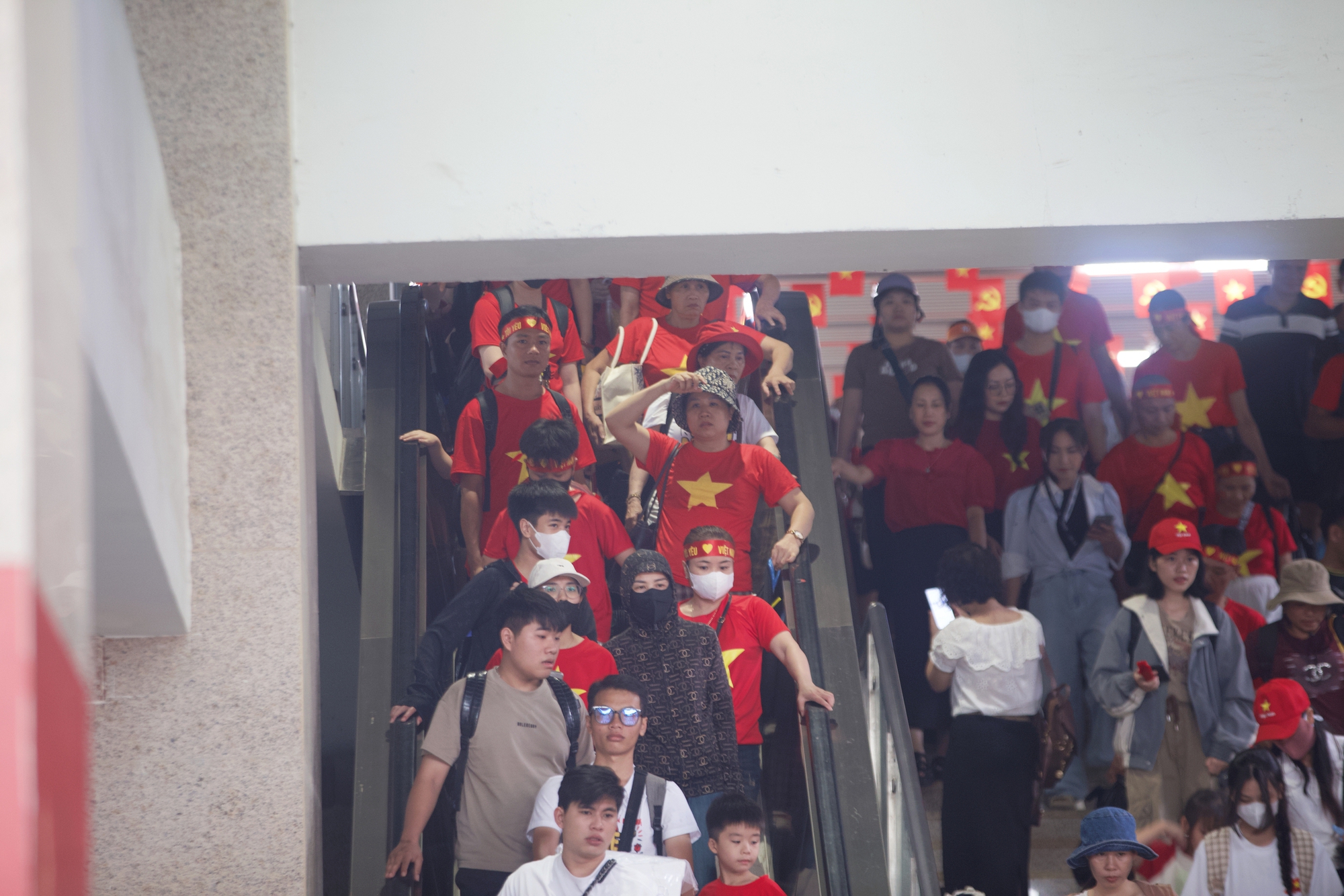 Miễn phí vé, ga tàu Cát Linh - Hà Đông chật kín khách đi xem diễu binh Quốc khánh 2-9 - Ảnh 3