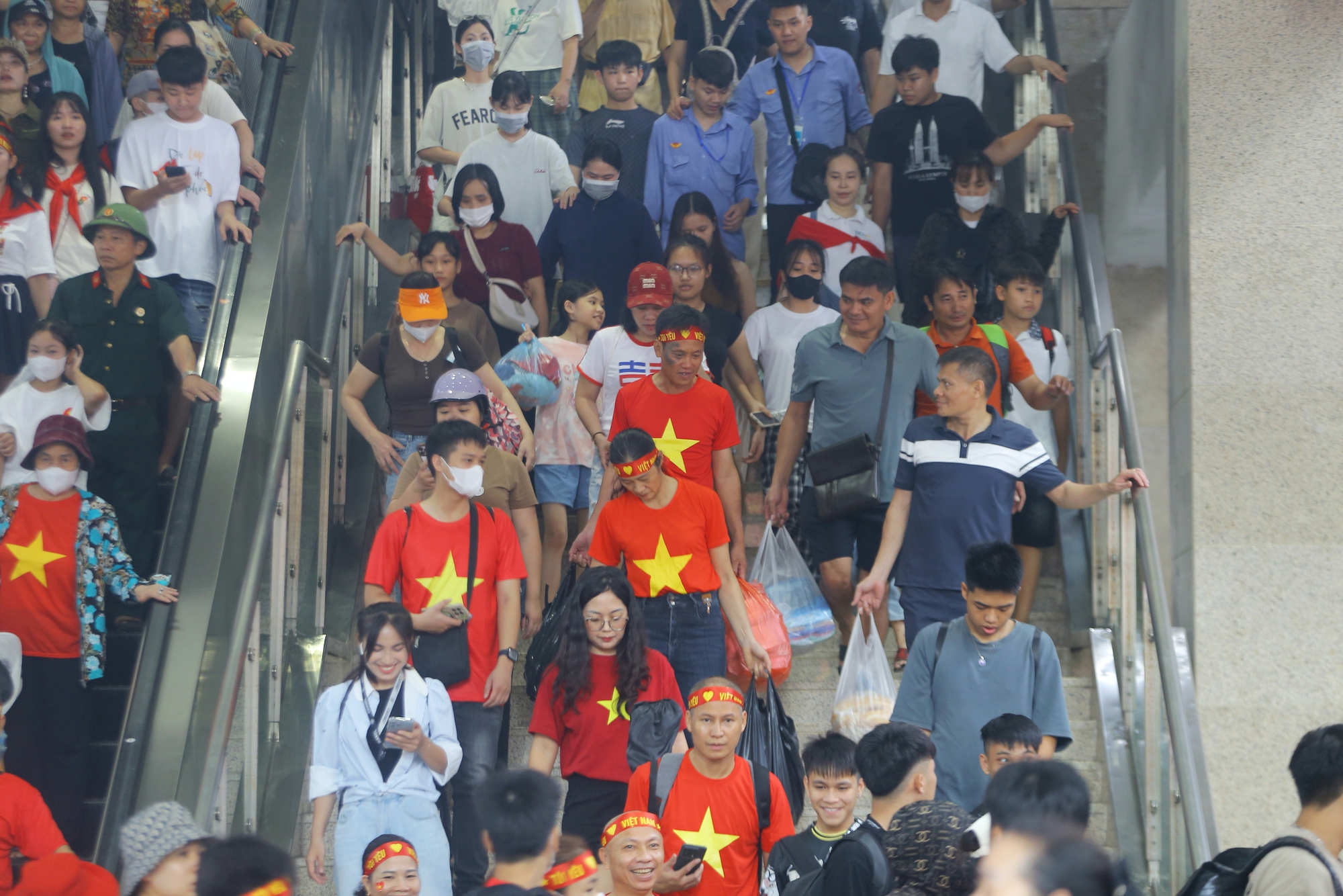 Miễn phí vé, ga tàu Cát Linh - Hà Đông chật kín khách đi xem diễu binh Quốc khánh 2-9 - Ảnh 1