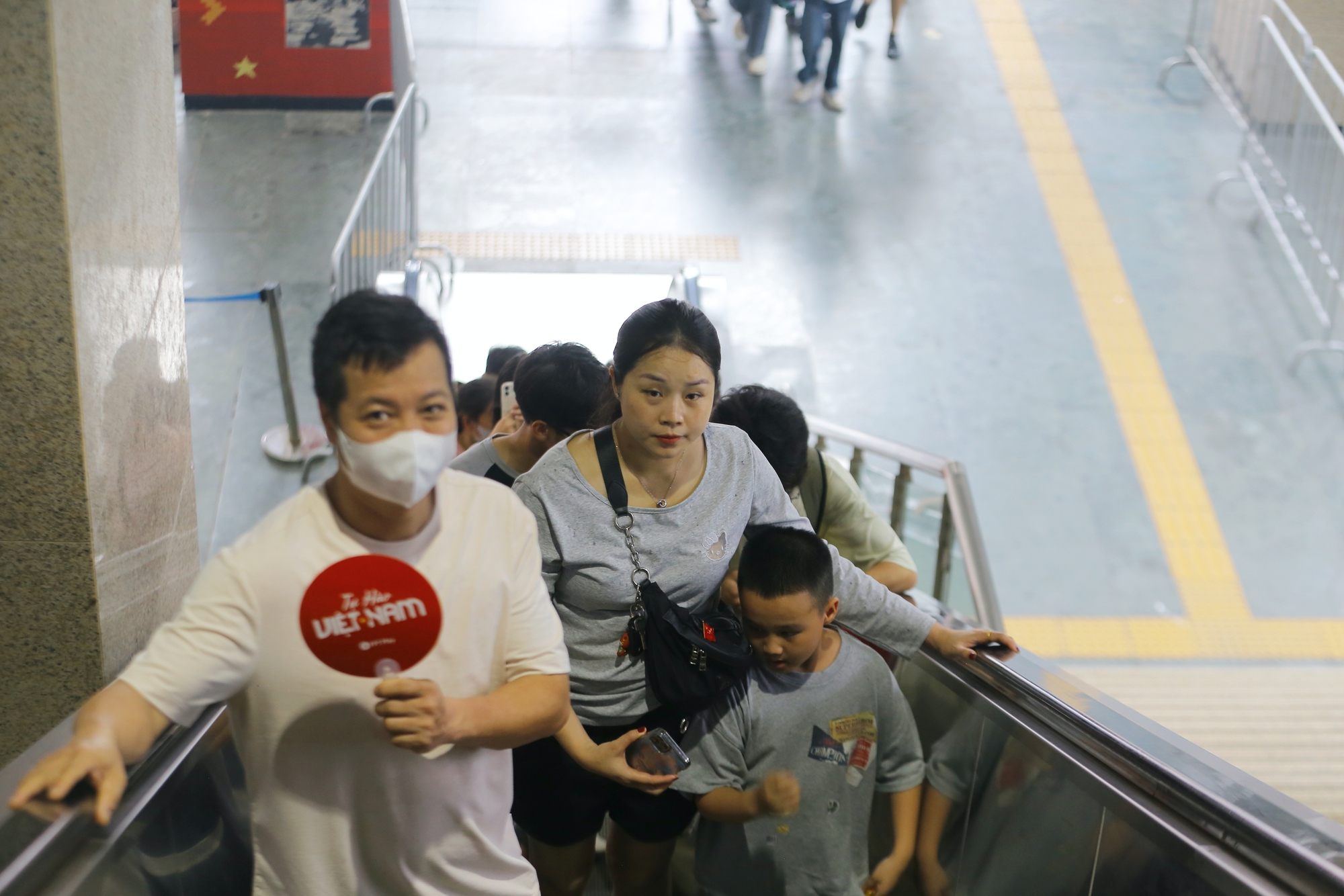 Miễn phí vé, ga tàu Cát Linh - Hà Đông chật kín khách đi xem diễu binh Quốc khánh 2-9 - Ảnh 4