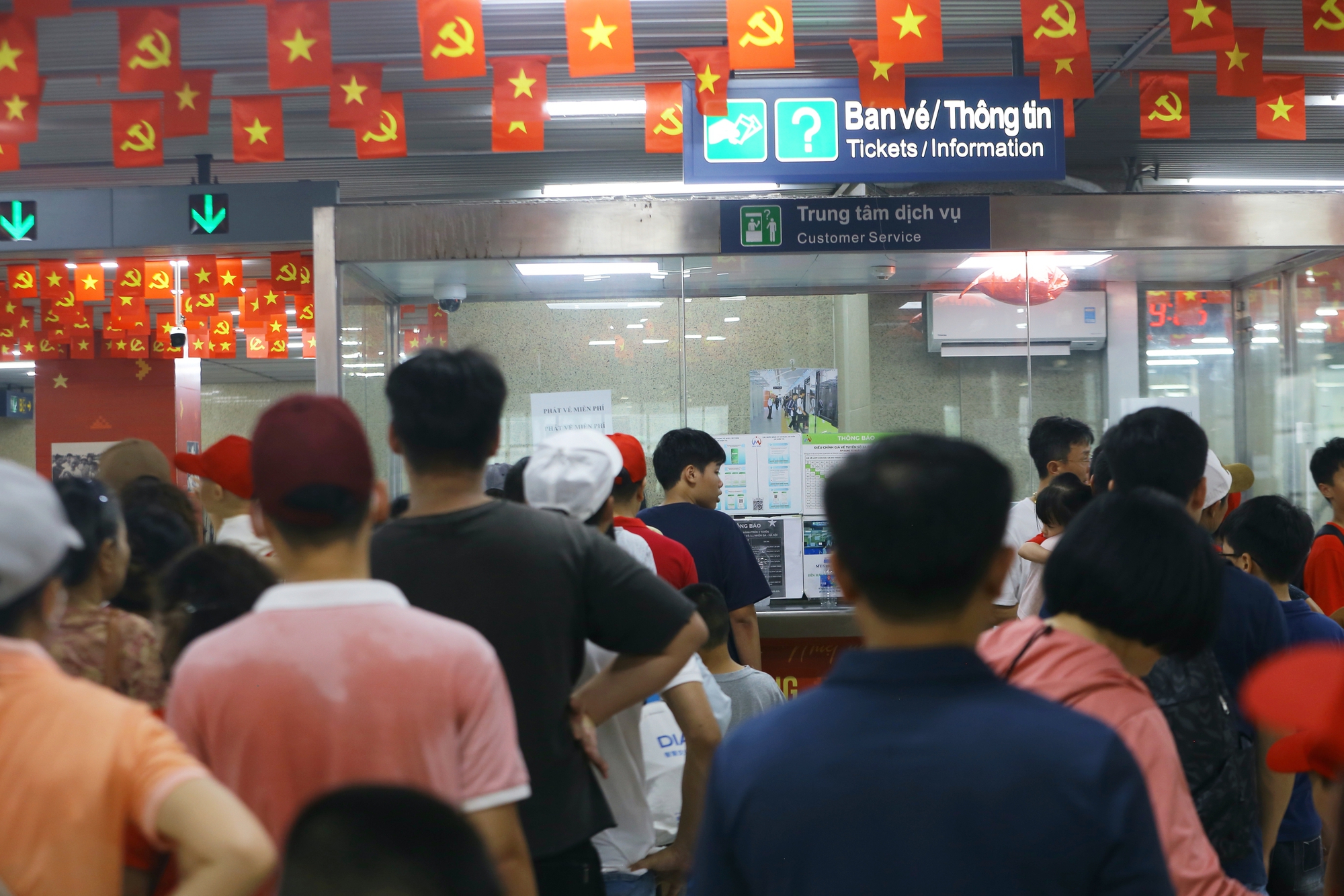 Miễn phí vé, ga tàu Cát Linh - Hà Đông chật kín khách đi xem diễu binh Quốc khánh 2-9 - Ảnh 5